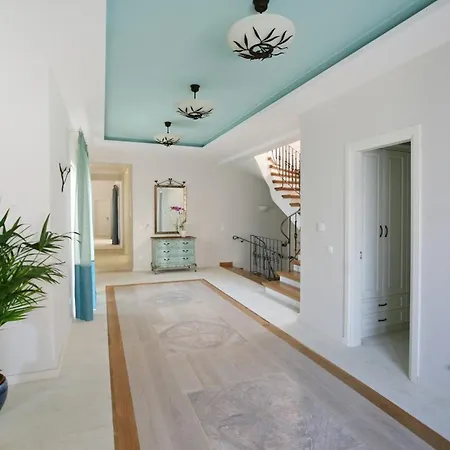 Elegant 6Br Villa With Seafront Access Near Agni Bay *